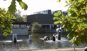 Albertslund Rådhus med rådhussøen og træer i forgrunden. Albertslund Rådhus med rådhussøen og træer i forgrunden.