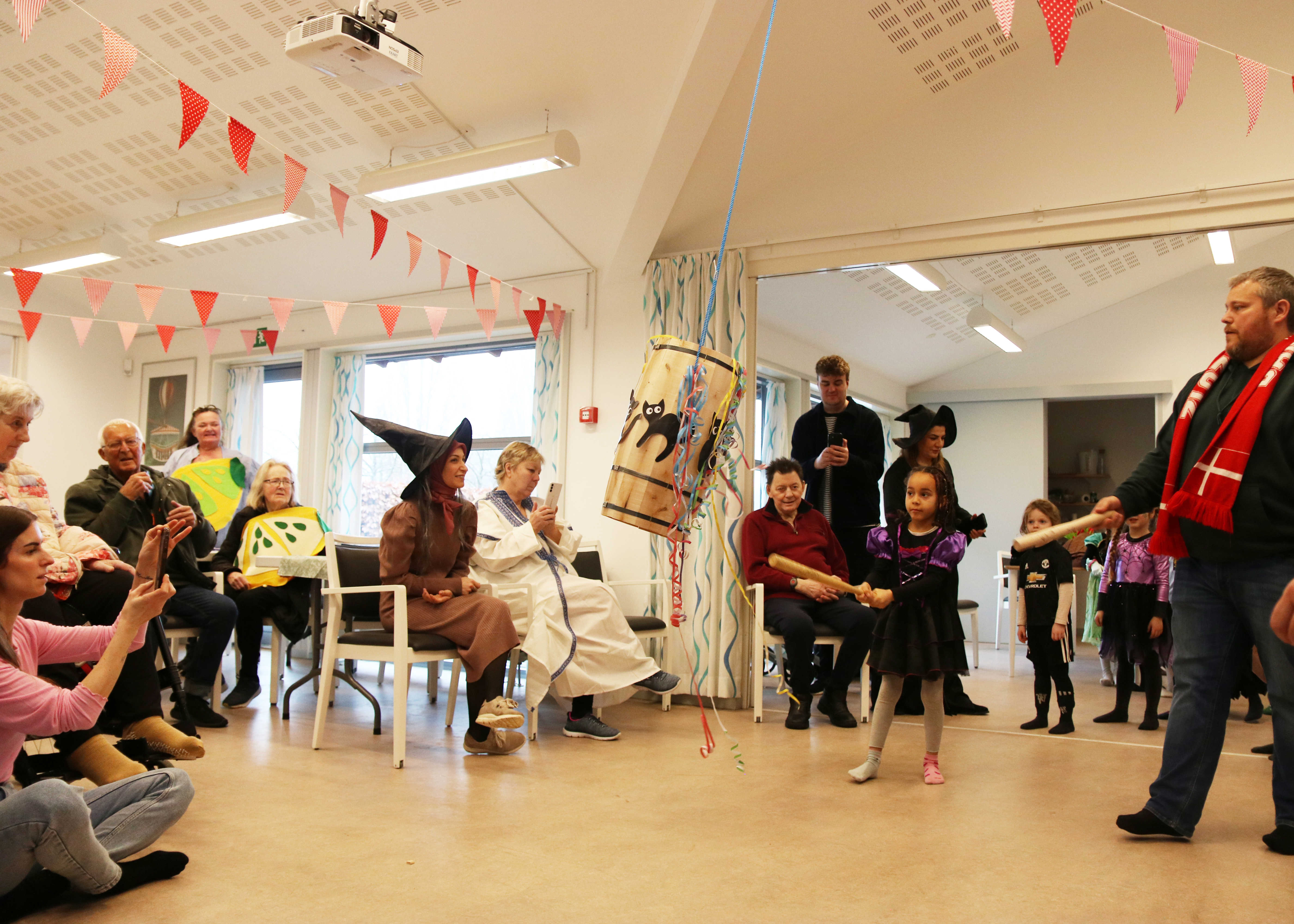 Billedet er fra årets fastelavn i Plejecenter Humlehusene, hvor Børnehuset Kastanjen er med